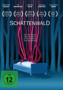 'Schattenwald' Poster mit Festival Laurels, Regie Laura Thies. Eine Comic Zeichnung. Ein blaues Bett steht in einem blauen Wald. Darin liegt jemand mit einer pinken Mütze. Hinter dem Bett steht ein seltsamer Baum in dem gleichen pink.