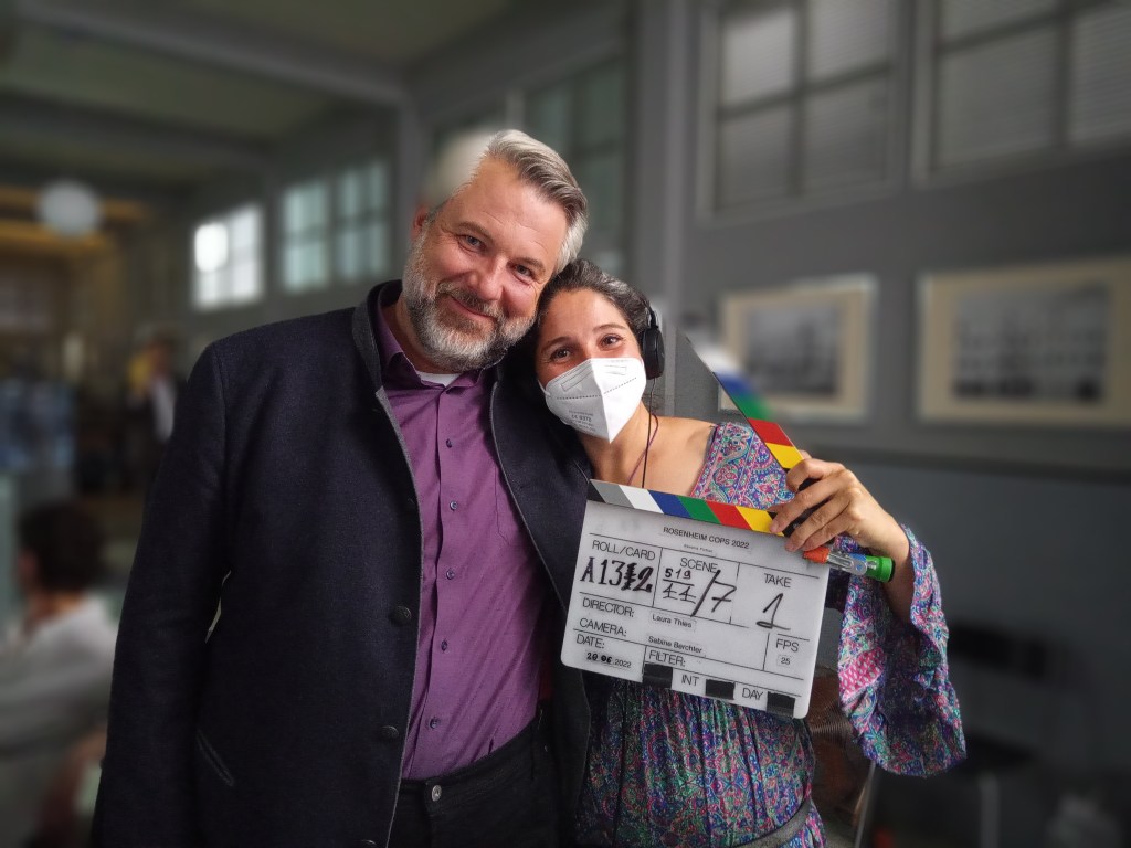 Regisseurin Laura Thies mit Schauspieler Dieter Fischer als Kommissar Stadler bei 'Die Rosenheim Cops'