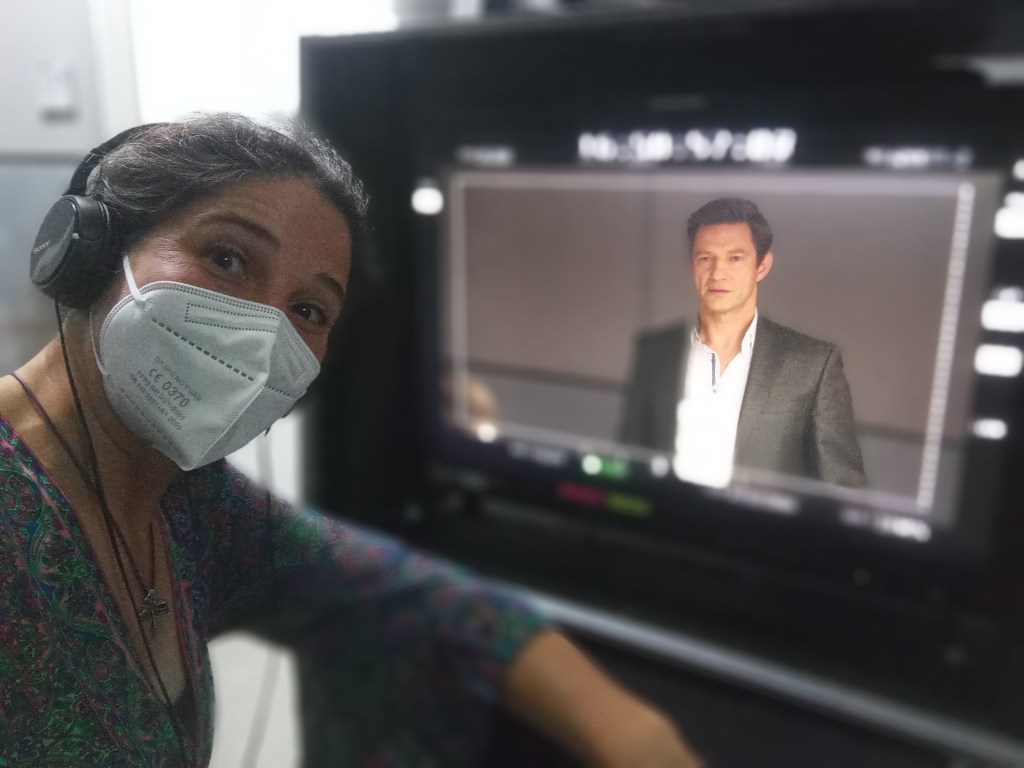 Regisseurin Laura Thies vor dem Monitor mit Schauspieler Igor Jeftić als Kommissar Hansen bei 'Die Rosenheim Cops'