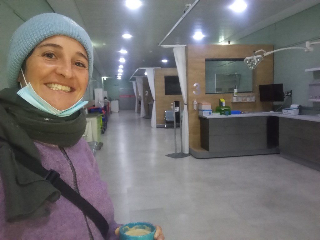 Regisseurin Laura Thies im Schockraum von 'In aller Freundschaft'